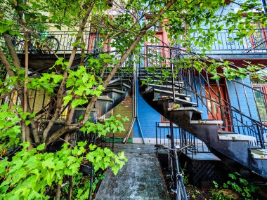 Tipik Montreal mahalle merdivenler ile sokak