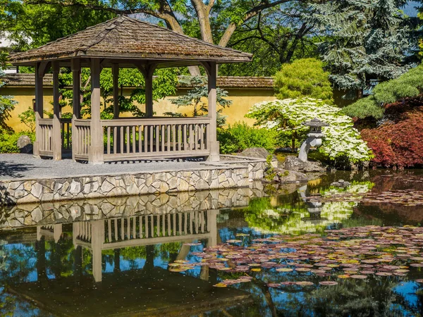 Diseño de jardín japonés con chorro de agua y mirador — Foto de Stock