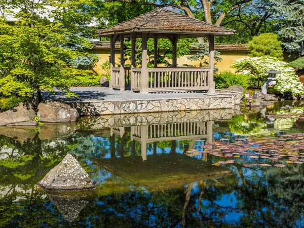 Ogród japoński projekt z strumienia wody i altana — Zdjęcie stockowe