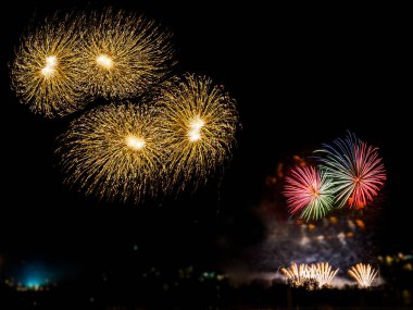 Karanlık gökyüzü karşı birden çok patlamaları ile renkli havai fişek