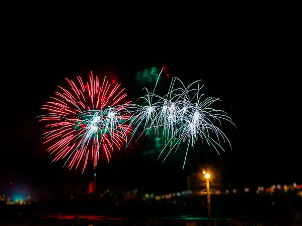 Fuegos artificiales coloridos con múltiples explosiones contra el cielo oscuro — Foto de Stock