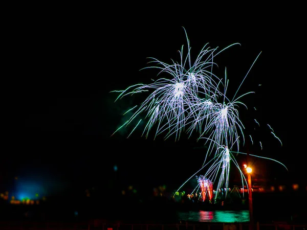 Kleurrijke vuurwerk met meerdere uitbarstingen tegen donkere hemel — Stockfoto