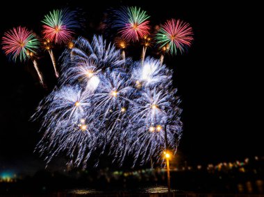 Karanlık gökyüzü karşı birden çok patlamaları ile renkli havai fişek