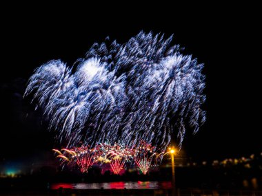Karanlık gökyüzü karşı birden çok patlamaları ile renkli havai fişek