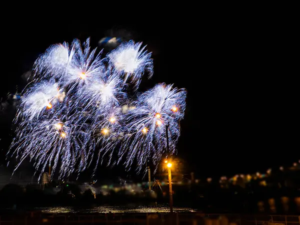 Fuegos artificiales coloridos con múltiples explosiones contra el cielo oscuro — Foto de Stock