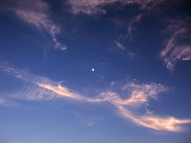 Bulutlar ile alacakaranlık ay