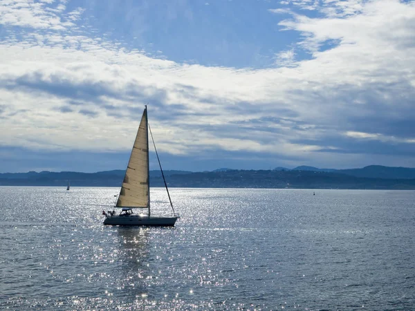 Velero en un sol — Foto de Stock