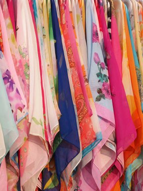 Semt pazarı üzerinde asılı tulum