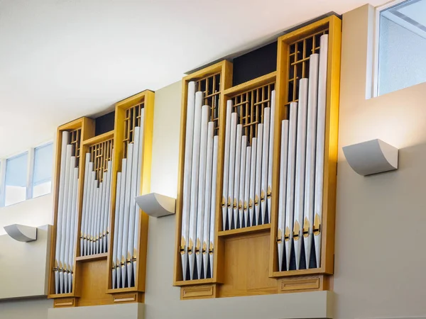Tuyaux d'orgue en laiton argenté et laiton dans l'église — Photo