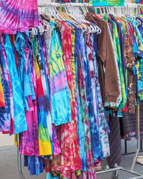 Semt pazarı üzerinde asılı yaz elbise — Stok fotoğraf