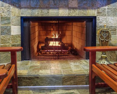 şömine ve sandalyeler