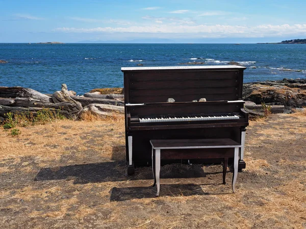 Fortepian na plaży — Zdjęcie stockowe