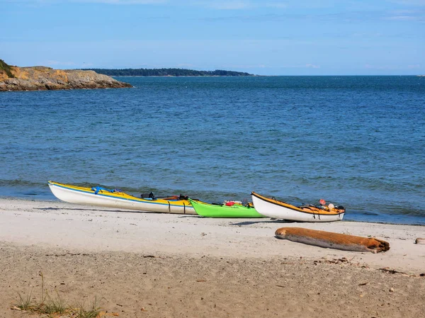 Trois kayaks sur la plage — Photo