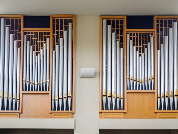 Orgelpfeifen aus Silber und Messing in der Kirche — Stockfoto