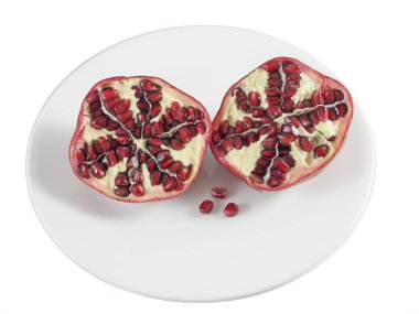 Bir plaka üzerinde nar, yarım kesilmiş