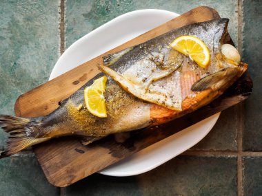 Vahşi Coho somon üzerinde sedir tahta