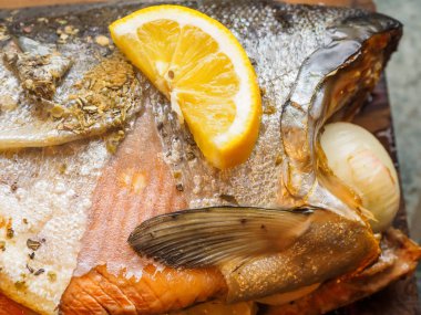 Vahşi Coho somon üzerinde sedir tahta