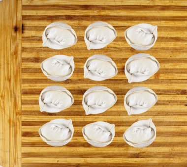 Pelmeni bir tahta üzerinde et ile doldurulmuş