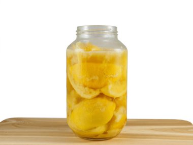 Cam kavanozda korunmuş limon