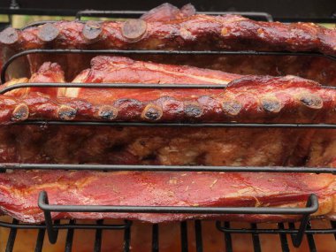 Backyard barbequing üzerinde bir kömür sigara içen