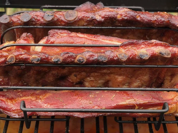 Backyard barbequing üzerinde bir kömür sigara içen