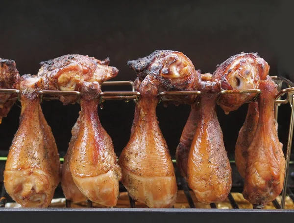 Barbacoa del patio trasero en un fumador de carbón —  Fotos de Stock