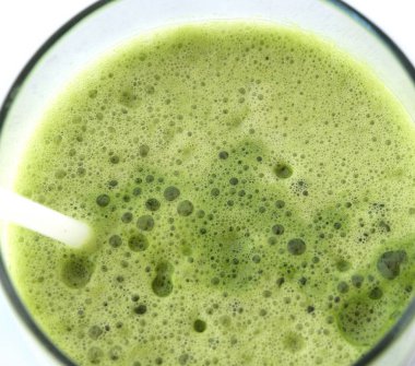 Cam yeşil sebze suyu