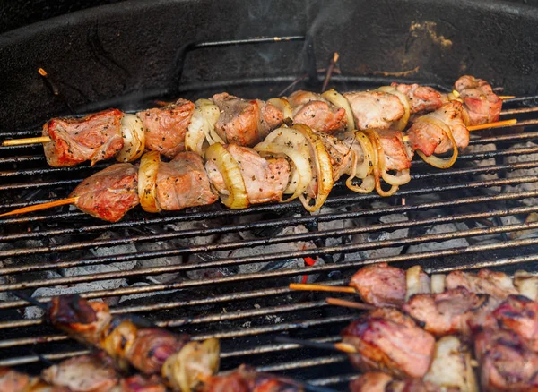 Los kebabs shish en los brochetas se cocinan en la parrilla de carbón —  Fotos de Stock