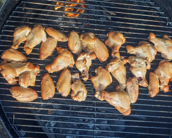 Kyckling vingar och trumpinnar på en grill — Stockfoto