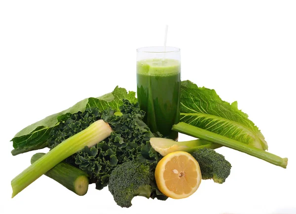 Стакан зеленого овощного сока поверх белого — стоковое фото