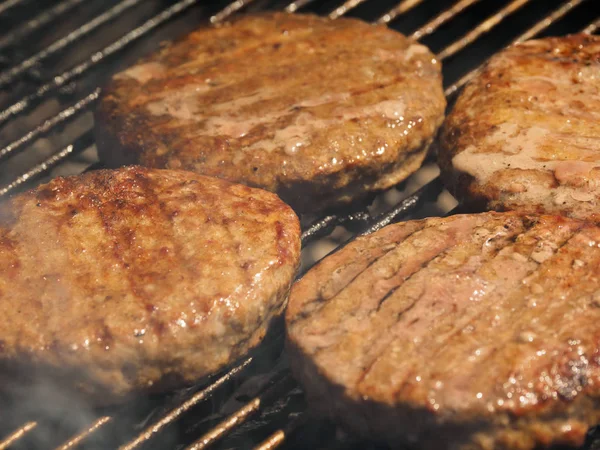 Burgers op de Grill — Stockfoto