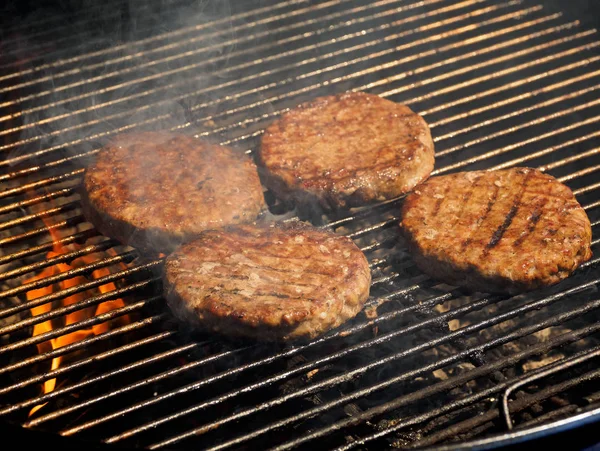 Hamburguesas en la parrilla —  Fotos de Stock