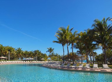 Tatil köyünde yüzme havuzu