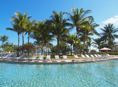 Tatil köyünde yüzme havuzu