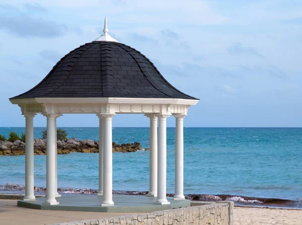 Gazebo de boda en una playa tropical — Foto de Stock