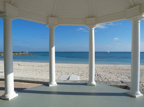 Gazebo de boda en una playa tropical — Foto de Stock