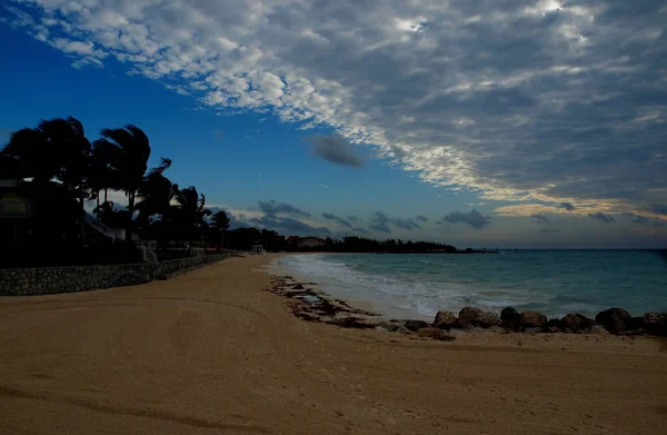 Playa del complejo tropical en la noche — Foto de Stock