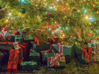 Ağacın altında Noel hediyeleri 