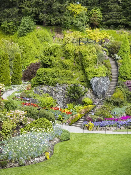 Scala nel giardino sommerso di Butchart Gardens — Foto Stock