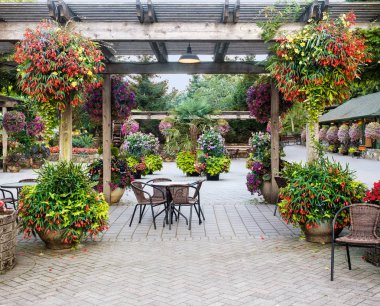 Masa sandalye pergola altında ile