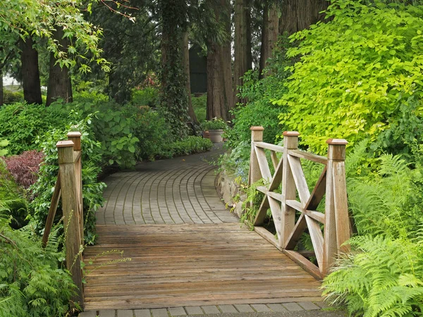 Caminho do jardim com ponte — Fotografia de Stock