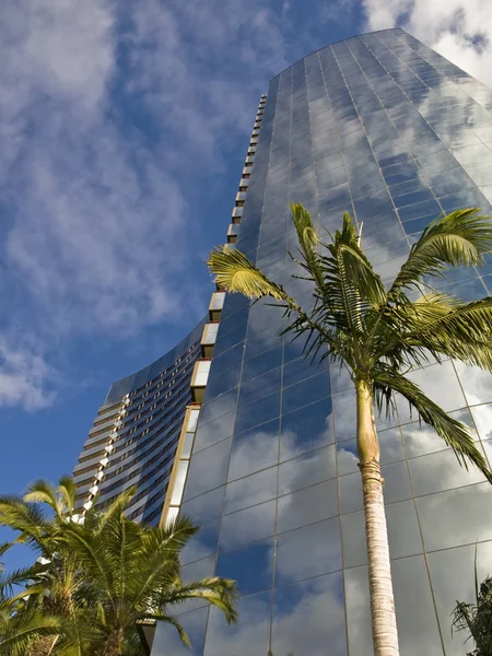 Tropical skyscraper — Stock Photo, Image