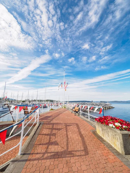 Bandeiras vermelhas e brancas decoram a caminhada à beira-mar em Sidney, Vanco — Fotografia de Stock