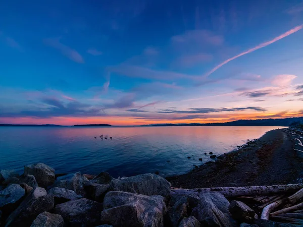 Zonsondergang op de rotsachtige strand in Sidney, Vancouver Island, Britse — Stockfoto