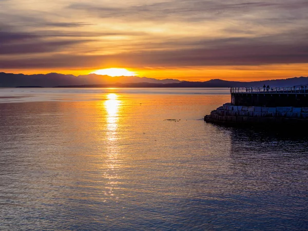 Puesta de sol en el rompeolas en Victoria BC, Canadá — Foto de Stock