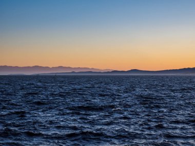 Victoria, BC, Kanada 'daki ogen noktasında Breakwater; gün batımı ti
