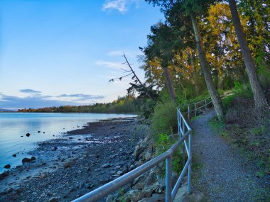 Kayalık sahildeki akşam