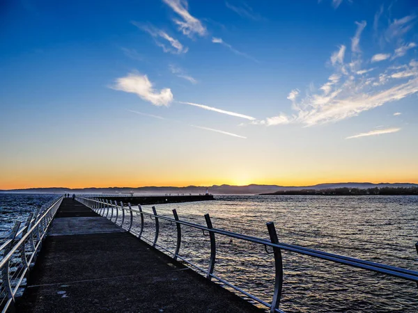 Breakwater en el Ogen Point en Victoria, BC, Canadá; puesta del sol ti — Foto de Stock