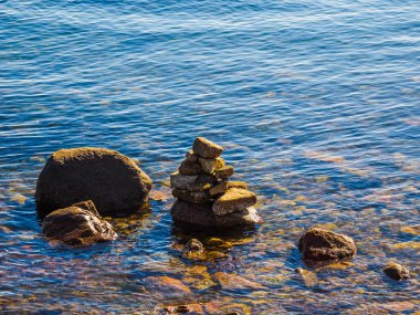Suda kayalar yığını