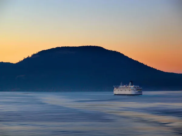 Ferry maakt zijn weg door het eiland op de zonsondergang tijd — Stockfoto